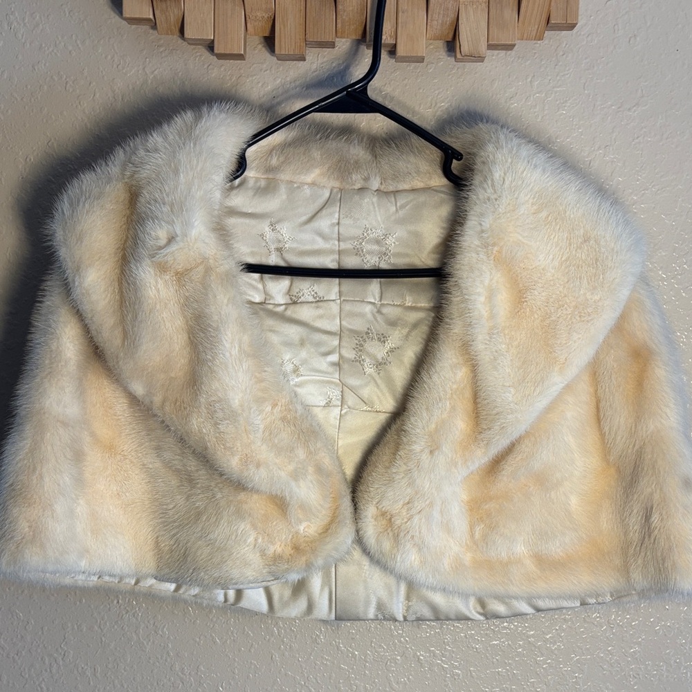 VINTAGE Ivory Jasmine Mink Fur Capelett Cape Shoulder Wrap Wedding Shawl with i